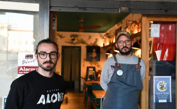 David y Jon. del bar Kaioa, denuncia la inseguridad en la zona. 