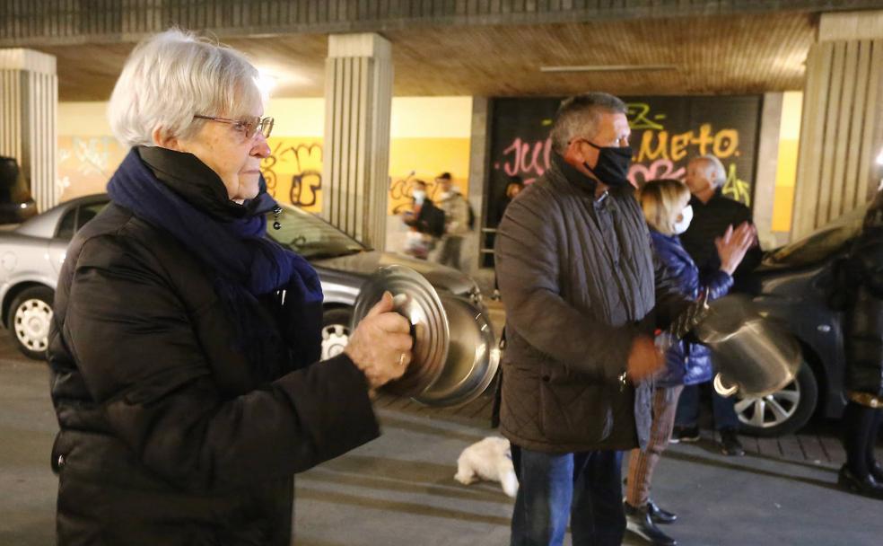 Vídeo: La protesta de ayer. Foto: El hostelero Jon Sánchez, impulsor de la cacerolada, en el centro, junto a varios vecinos a la hora señalada, las 20.00. 