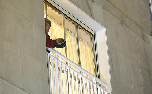 Una mujer se suma a la protesta desde su casa cacerola en mano.