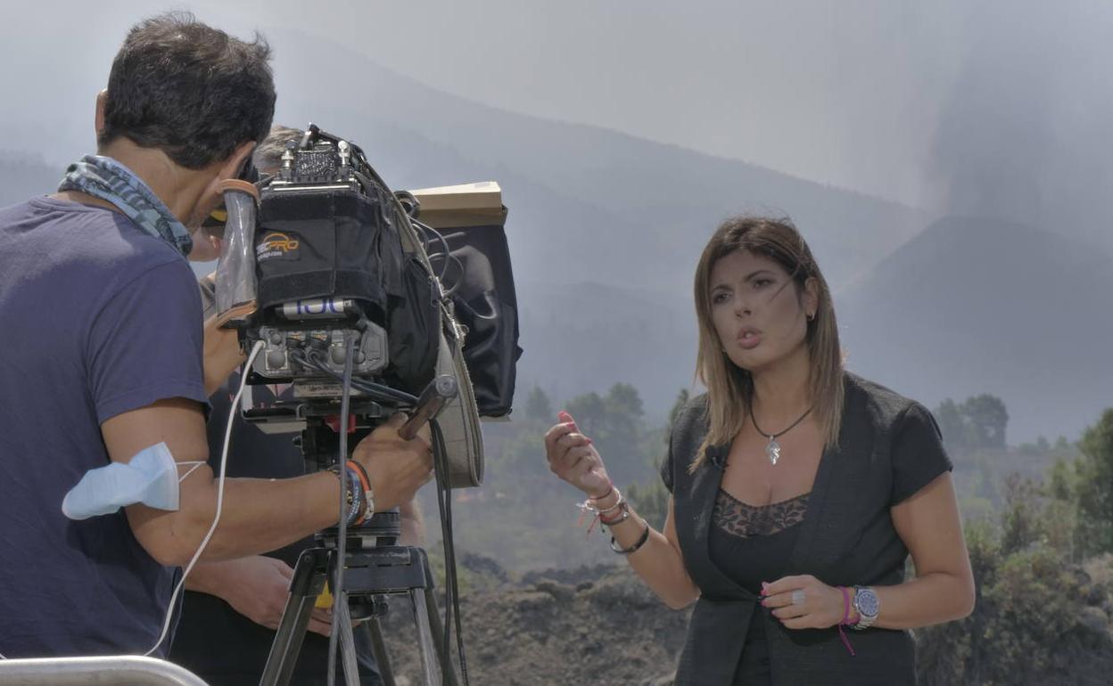 La periodista Francisca González, en una de sus conexiones en directo para explicar la evolución del volcán.