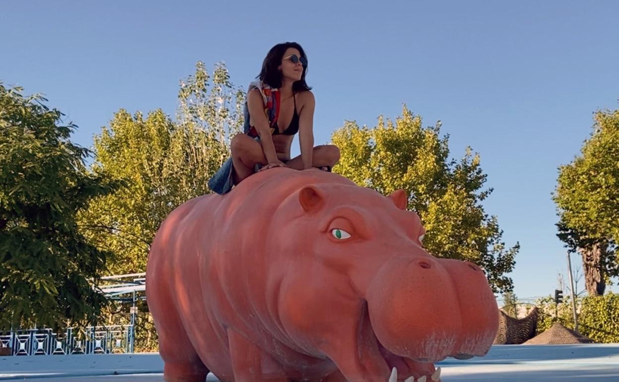 Luz, color(es), sol, muñecotes gigantescos. Leonor filmando el docu-ficción 'Fin de temporada'. 