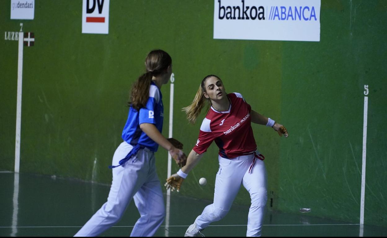 Naroa Agirre observa el pelotazo de Amaia Aldai. 