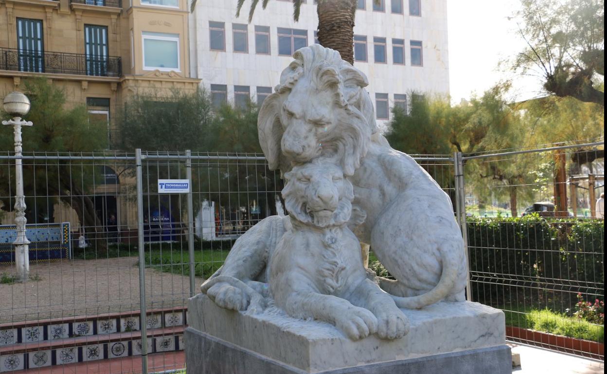 El mármol de los leones se ha librado de la suciedad acumulada a lo largo de varias décadas. 