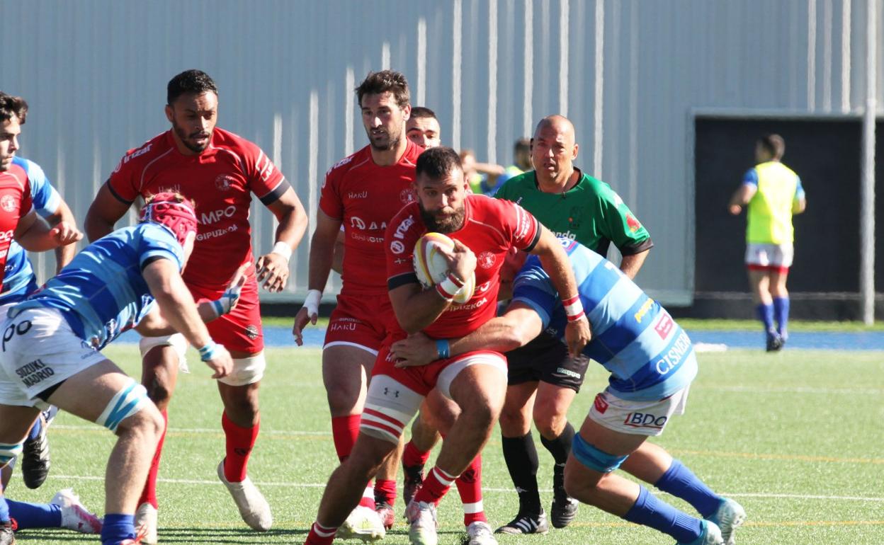 Un jugador del Ordizia ante la defensa del Cisneros. 