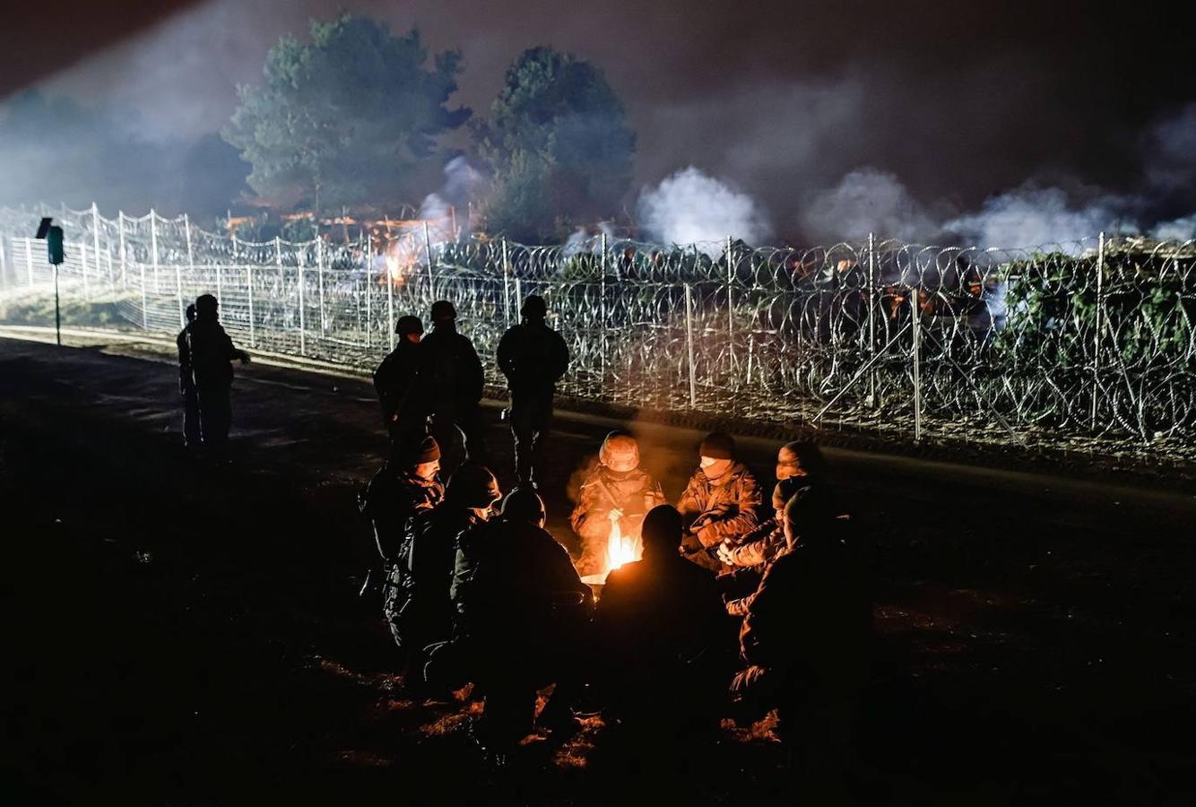 Un grupo de soldados realiza una hoguera en la frontera entre Bielorrusia y Polonia