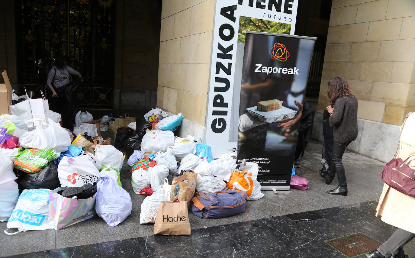 Fotos: Miles de zapatos para los refugiados de Lesbos