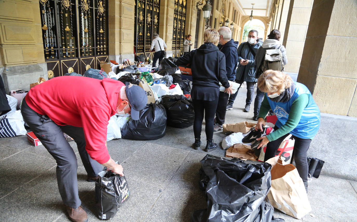 Fotos: Miles de zapatos para los refugiados de Lesbos