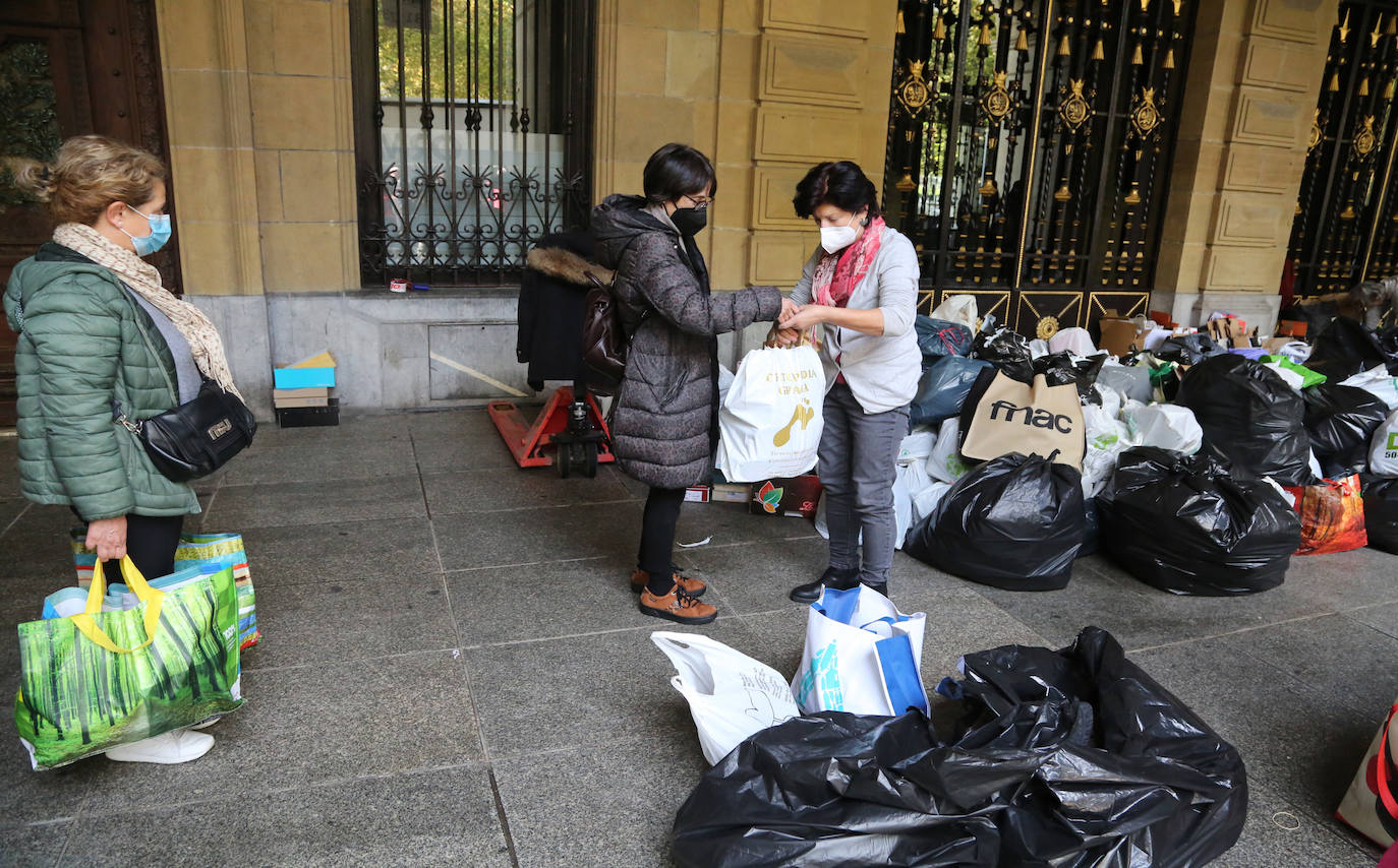 Fotos: Miles de zapatos para los refugiados de Lesbos
