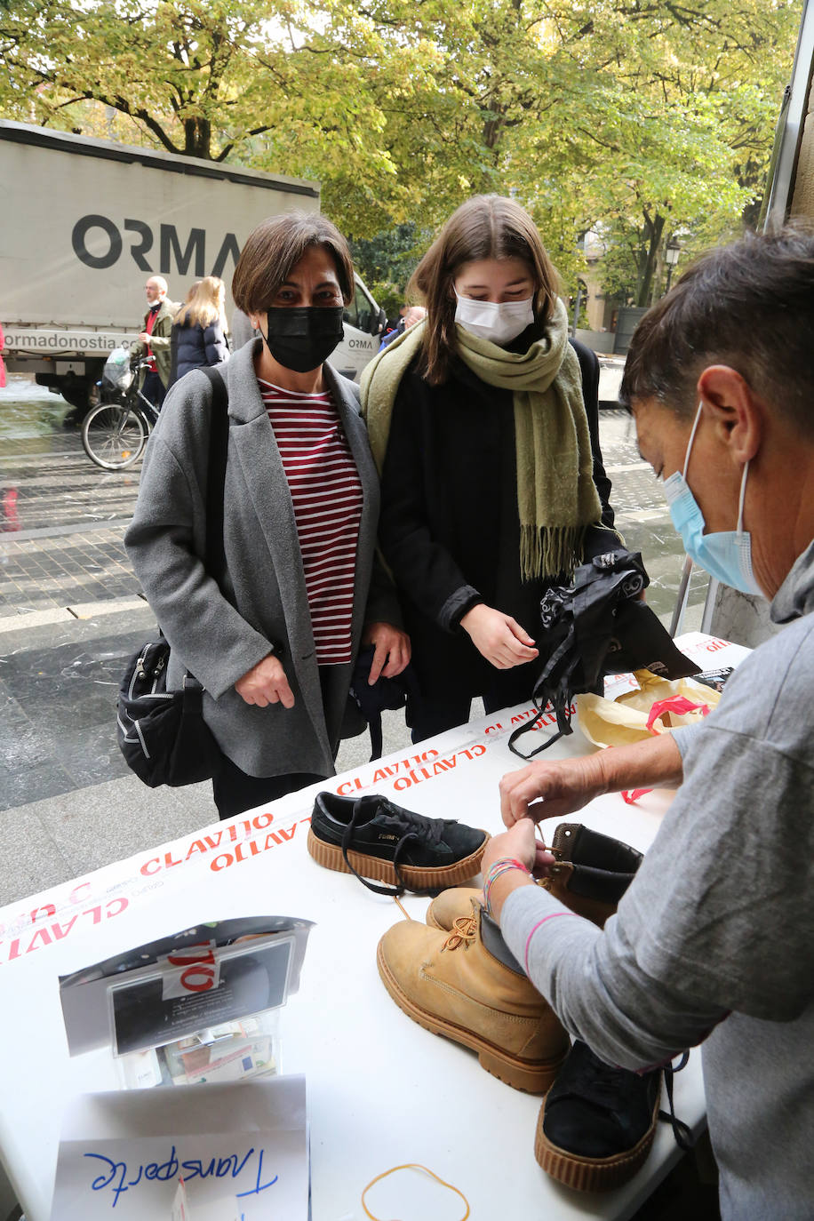 Fotos: Miles de zapatos para los refugiados de Lesbos