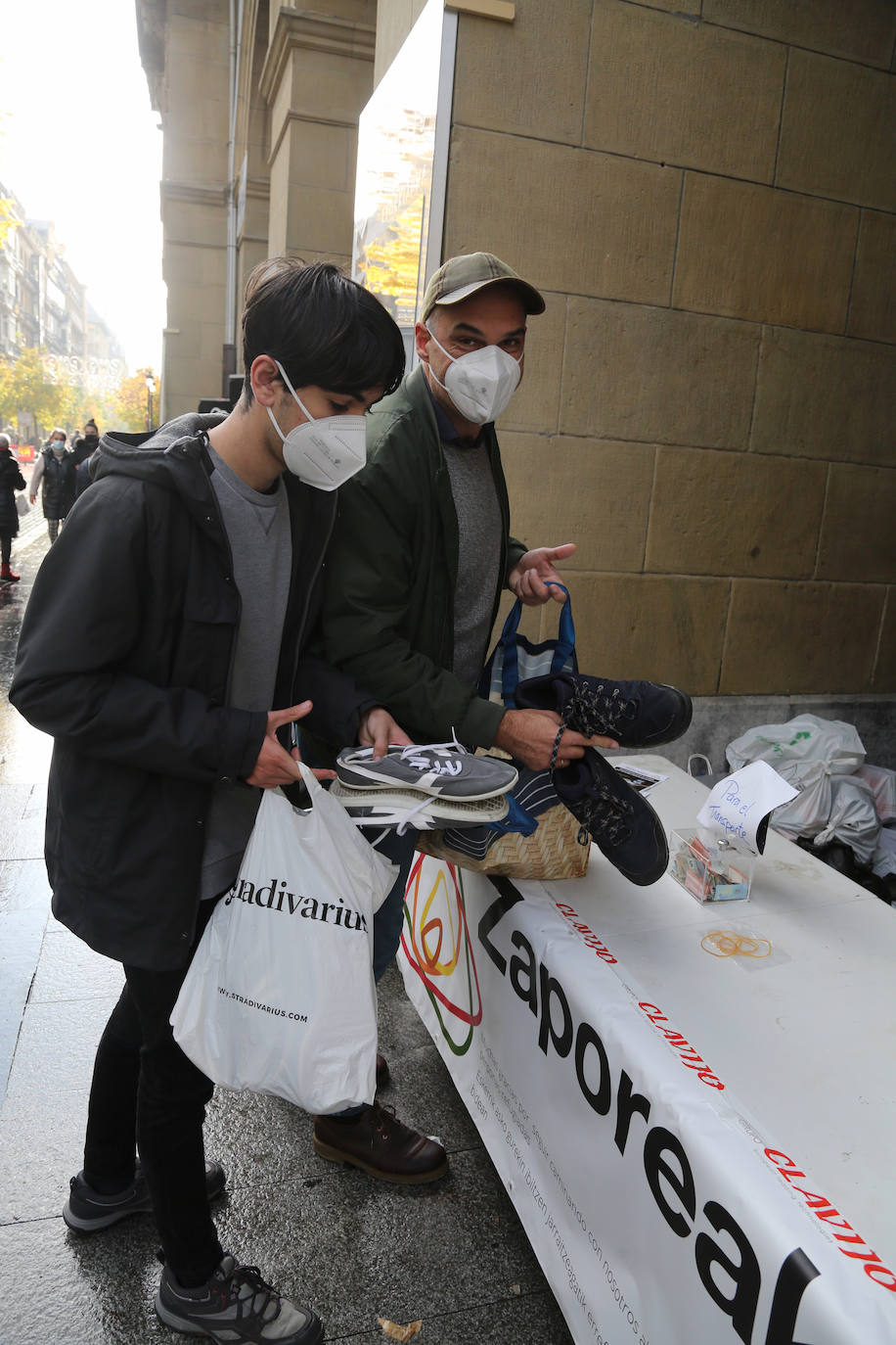 Fotos: Miles de zapatos para los refugiados de Lesbos