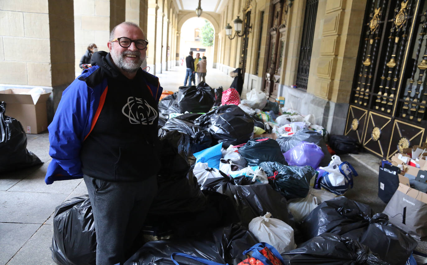 Fotos: Miles de zapatos para los refugiados de Lesbos