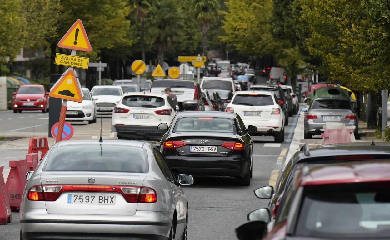 Vehículos por Pío Baroja tras el cierre al tráfico de La Concha. 