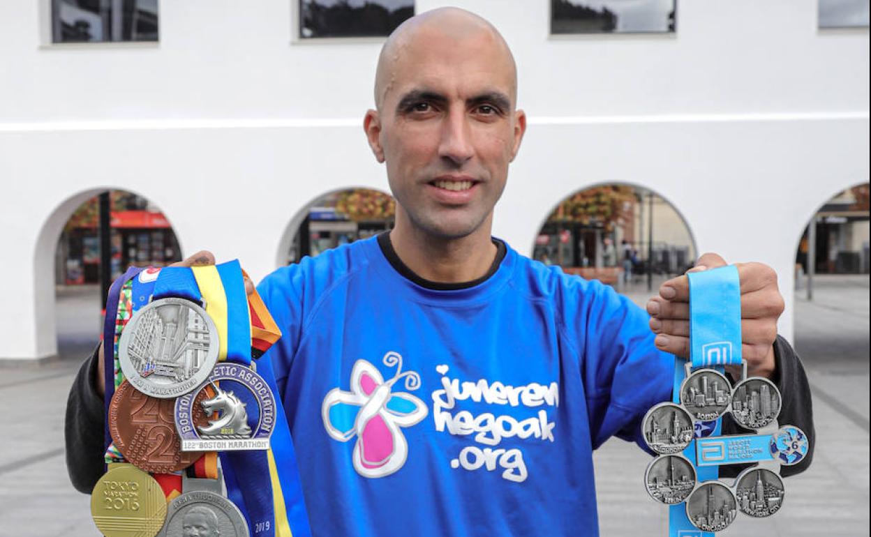 Javi Dos Anjos posa con la camiseta de la asociación 'Juneren Hegoak' y con las medallas obtenidas en los seis 'majors'.