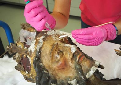Imagen secundaria 1 - Hacia 1940 se encontraba expuesta en la sala de arte religioso del claustro alto del museo. Proceso de limpieza del rostro. Las restauradoras Maite Fernández y Marta Payá, de la empresa Artez, en el estudio fotográfico de Gordailua.