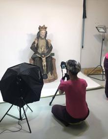 Imagen secundaria 2 - Hacia 1940 se encontraba expuesta en la sala de arte religioso del claustro alto del museo. Proceso de limpieza del rostro. Las restauradoras Maite Fernández y Marta Payá, de la empresa Artez, en el estudio fotográfico de Gordailua.