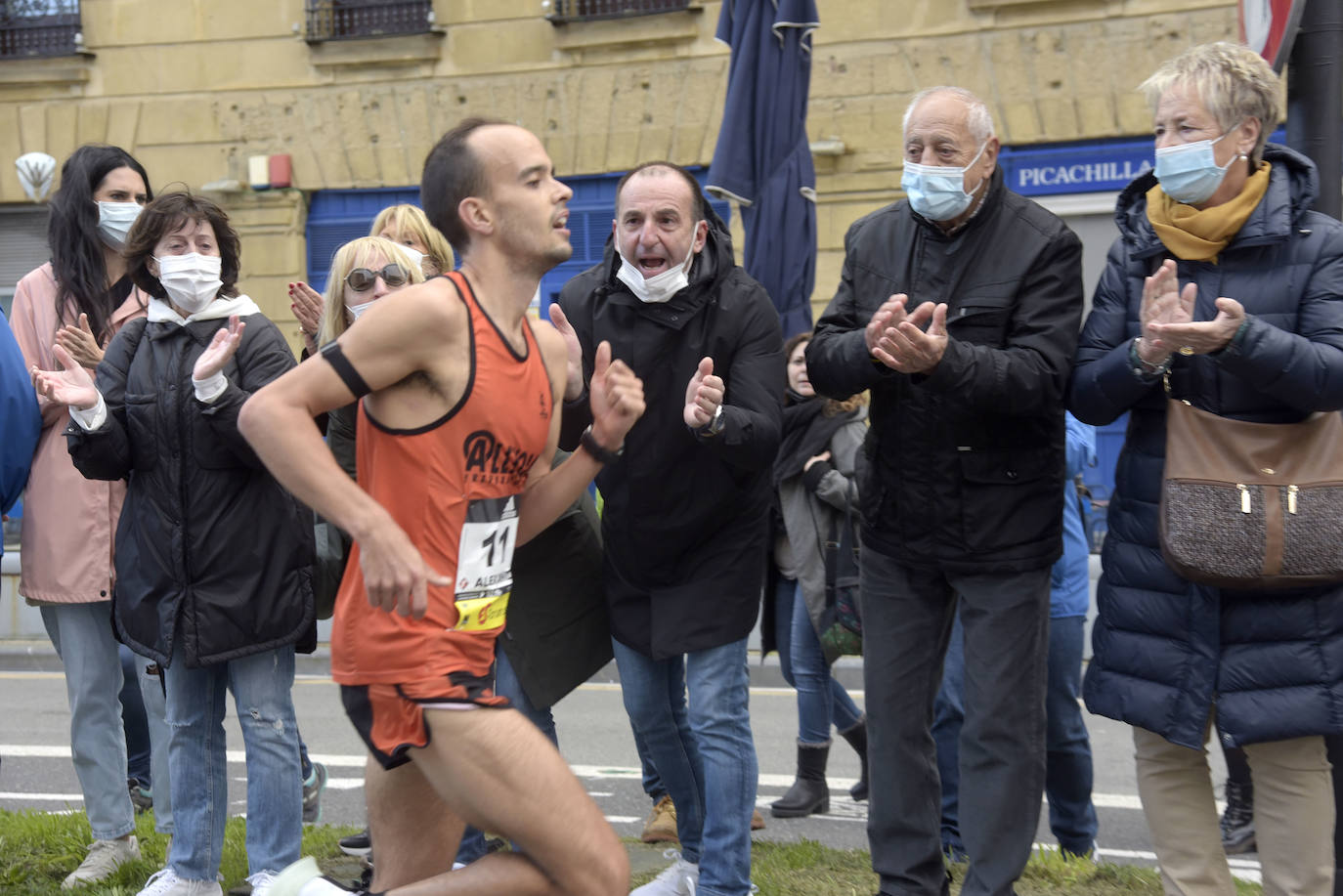 Fotos: Los corredores encaran la recta final a meta a su paso por el Boulevard