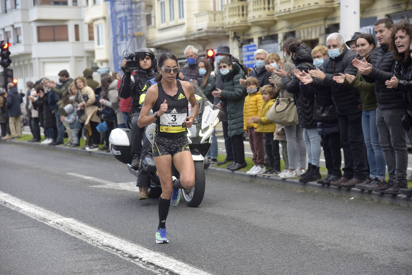 Fotos: Los corredores encaran la recta final a meta a su paso por el Boulevard