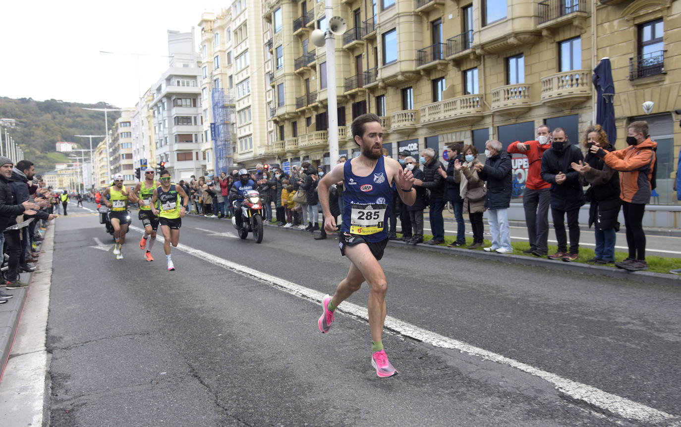 Fotos: Los corredores encaran la recta final a meta a su paso por el Boulevard