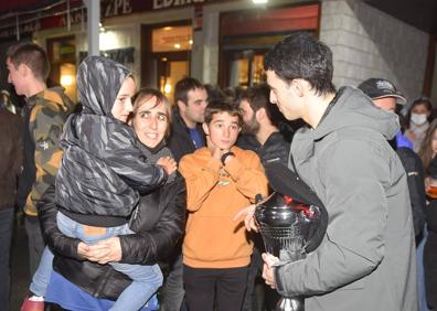 Imagen secundaria 1 - Altuna enseña la txapela junto a su madre, Kontsuelo, antes de cenar en el restaurante Arkaitzpe. Amigos y familiares esperaron a Jokin Altuna en Amezketa para festejar con él su victoria. 