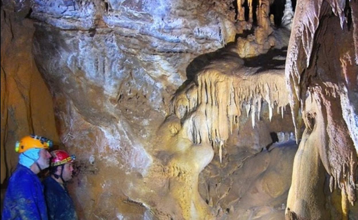 Una de las galerías de la cueva.