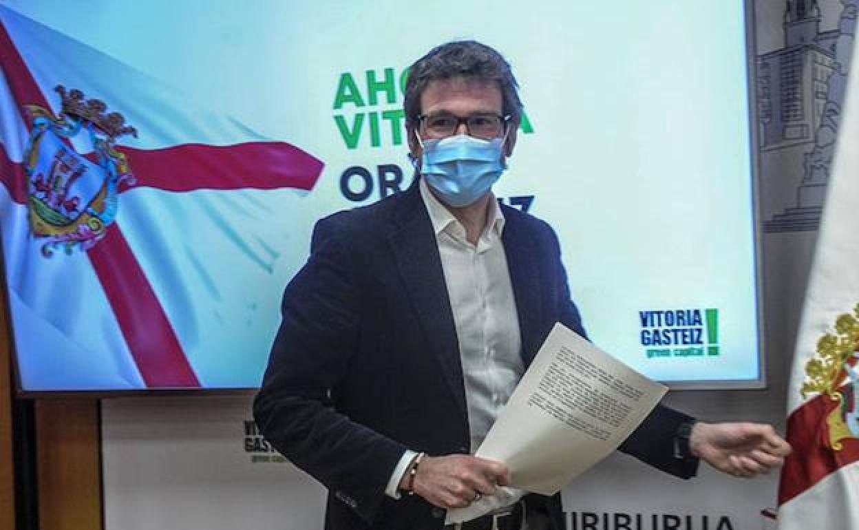 Gorka Urtaran (Alcalde de Vitoria): «Las personas que no quieran vacunarse tendrán que hacer una vida diferente mientras esté el virus»