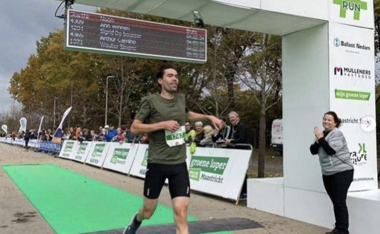 Tom Dumoulin, a su llegada a meta en los 10 km de Maastrich