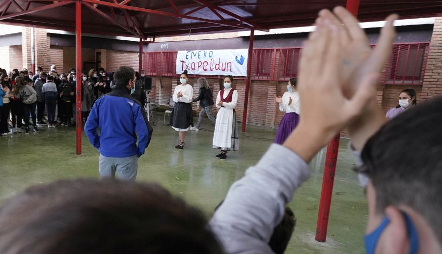 Celebración. Alumnos del instituto de Beasain homenajearon ayer a Eneko Agirrezabal, que lució orgulloso la txapela. 