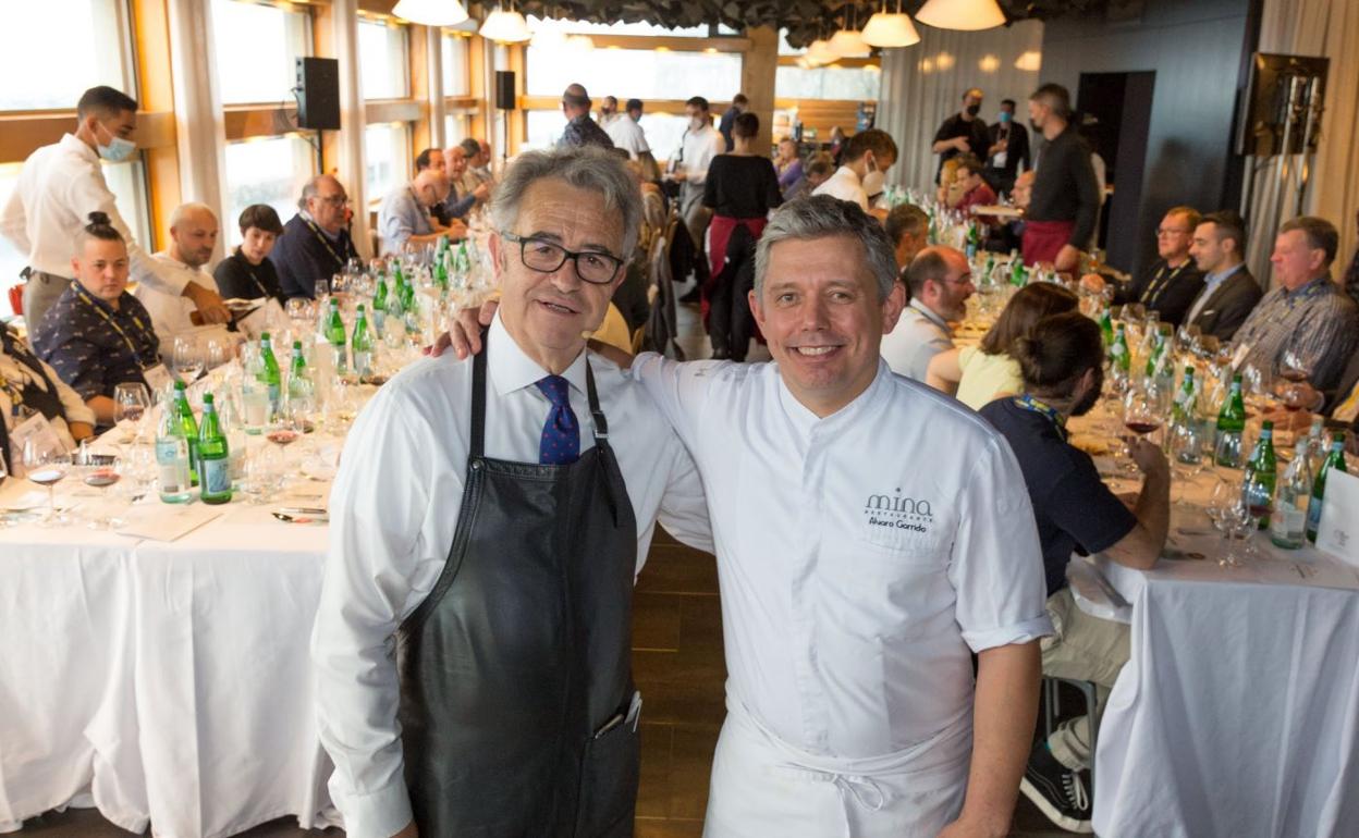 El presidente de la Academia de Sumilleria de España, Juan Muñoz y el chef Álvaro Garrido, ayer en la sala Ni Neu.