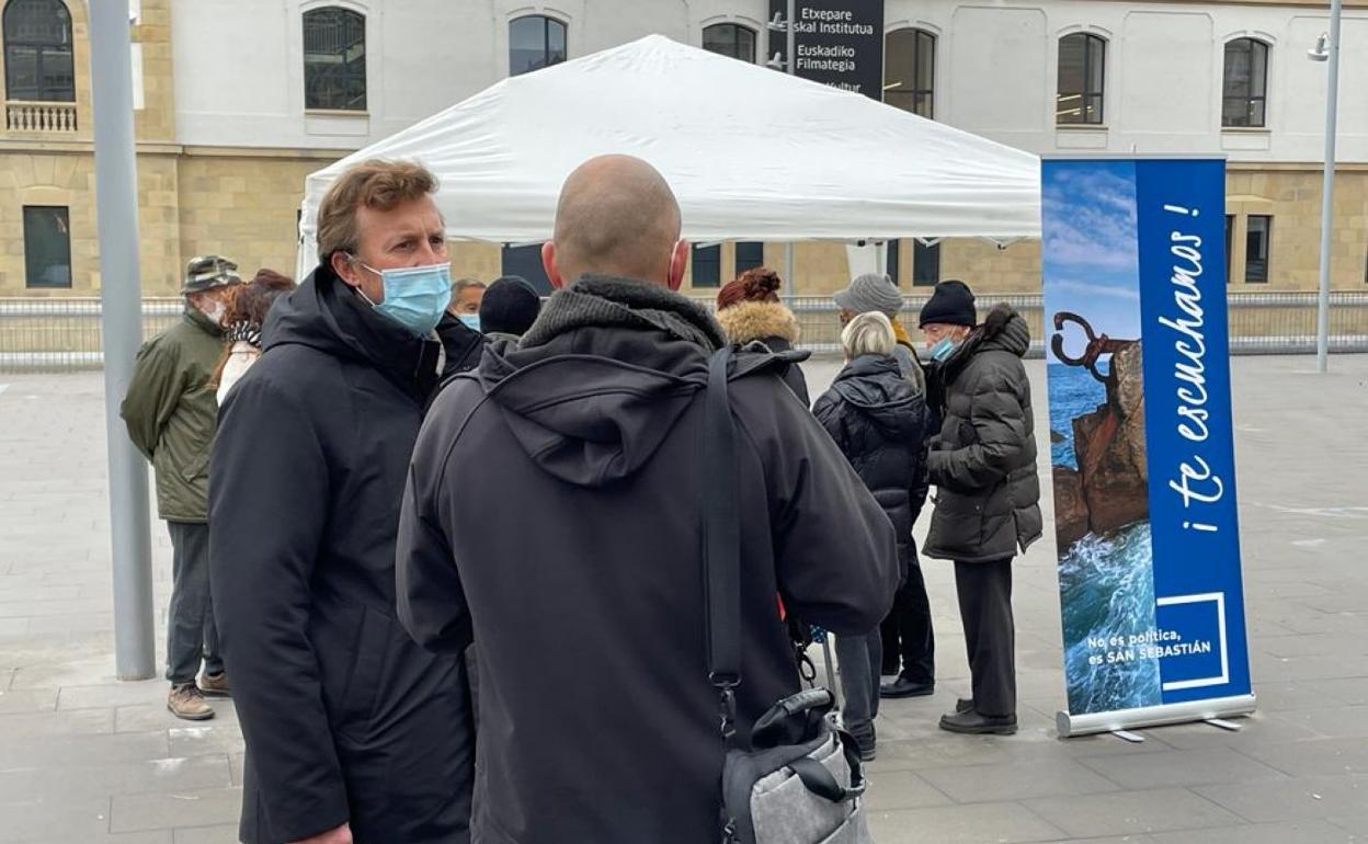 El portavoz del PP, Borja Corominas, ayer en la plaza Blas de Otero. 