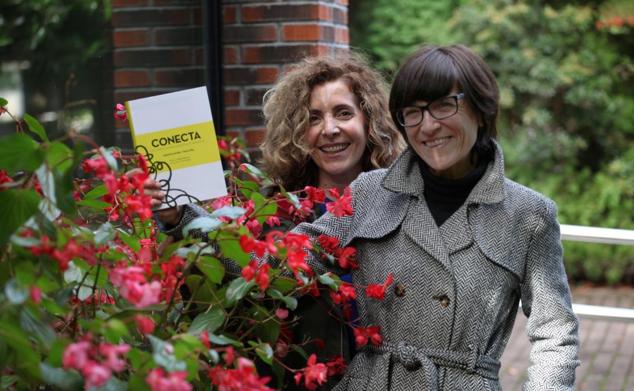 María Ollo e Isabel Fernández posan con la guía práctica 'Conecta' que han escrito. 
