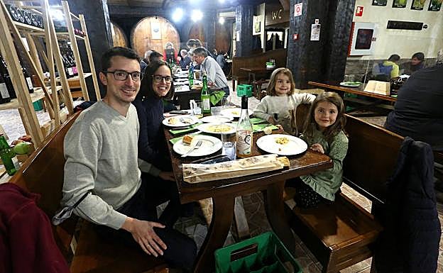 Una familia de Madrid, de visita por la Behobia-San Sebastián, disfruta en Petritegi 