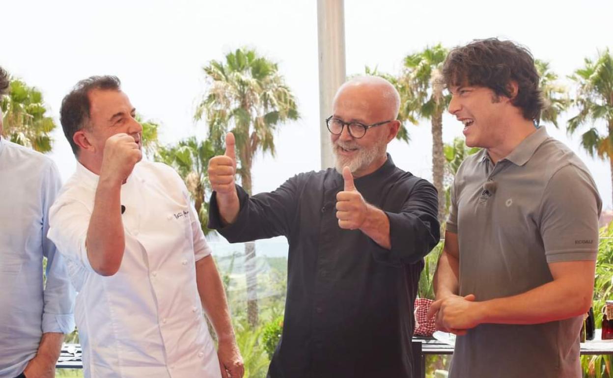Martín Berasategui junto a Ricardo Sanz y Jordi Cruz en el programa del lunes de Masterchef Celebrity.