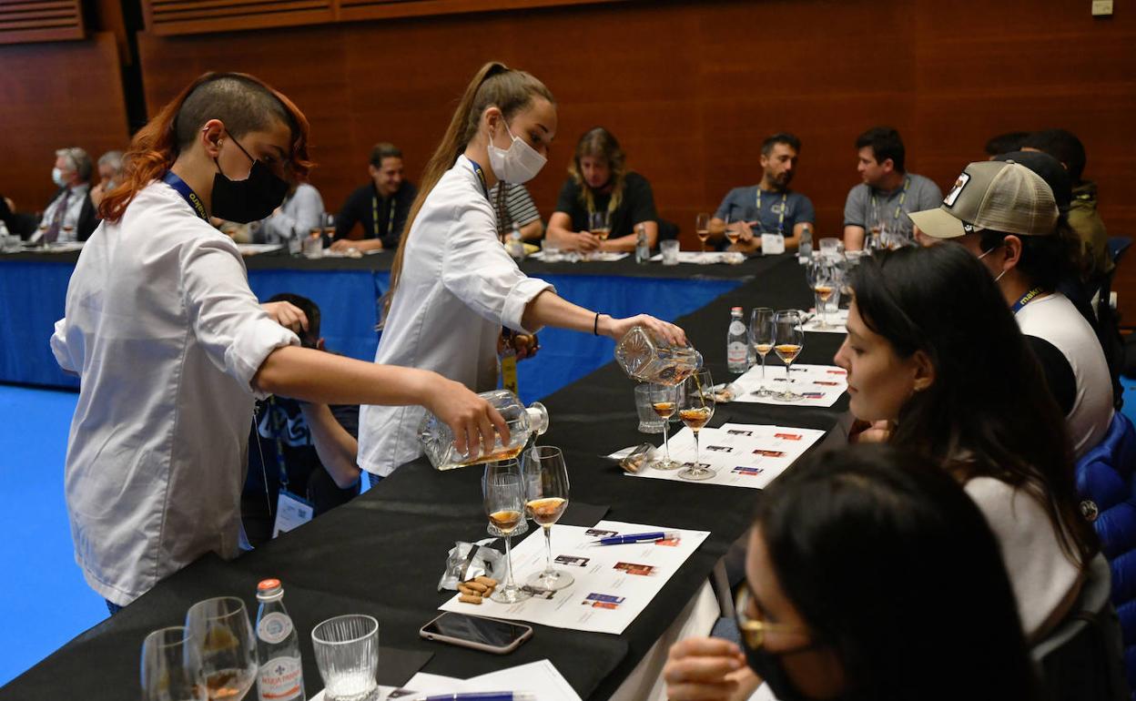 Las camareras sirven uno de los brandies de Fundador Supremo que se pudieron degustar ayer.