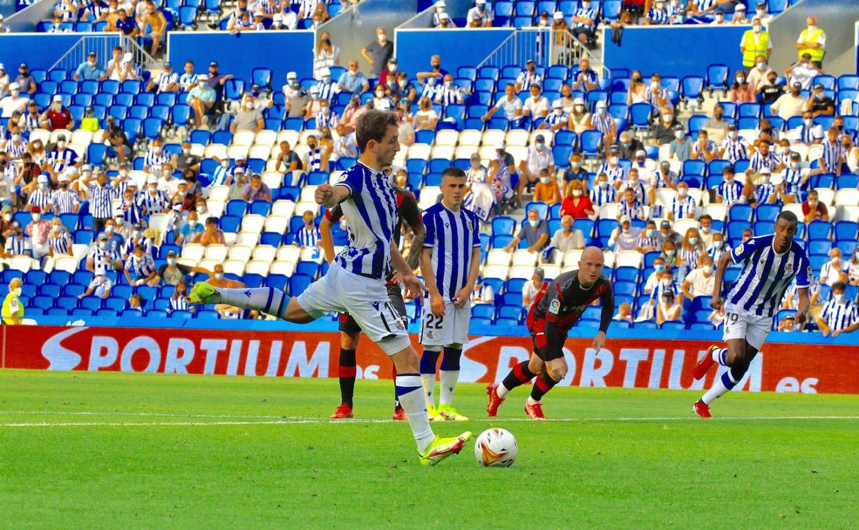 Mikel Oyarzabal se dispone a meter un gol de penalti al Rayo Vallecano el pasado 22 de agosto en el Reale Arena. 