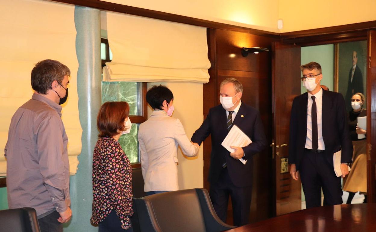 Azpiazu saluda a Iriarte antes de la reunión de este miércoles. 