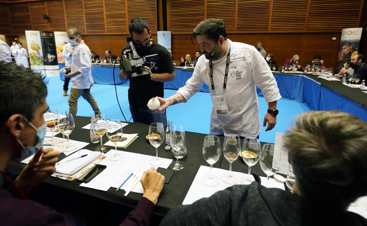 El chef Juanlu Fernández explica sus creaciones a los asistentes en la cata de los manjares de Cádiz. 