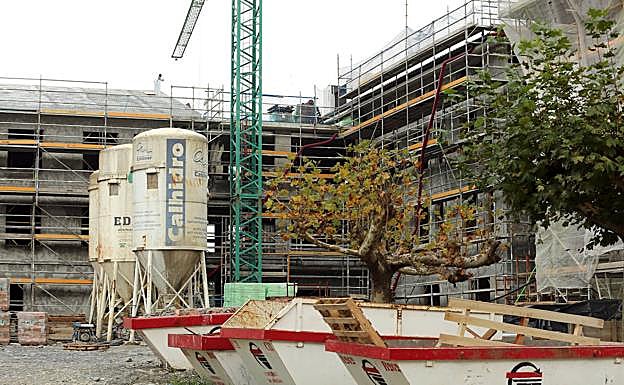 Imagen principal - La residencia, en el barrio Kalezar de Usurbil, estará lista para finales de 2022. La superficie donde se encuentra el centro tiene 12.017 metros cuadrados. Por la parte trasera, donde están las unidades psicogeriátricas, el edificio tiene vistas al valle del Oria. 