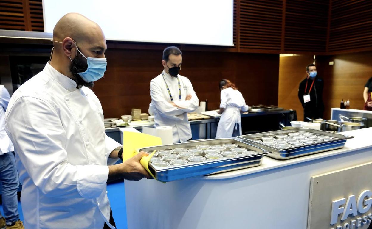 El chef Benito Gómez, en plena elaboración de uno de los cuatro platos a degustar