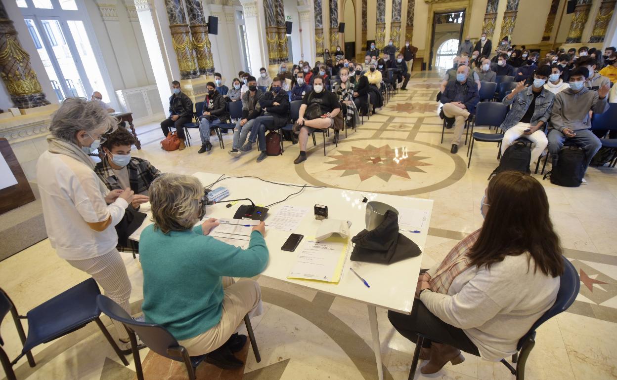 Responsables de Festak proceden al sorteo con todos los participantes en el salón de plenos. 