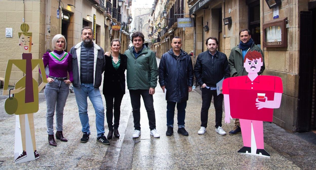 Ane Ruiz (Asociación Hostelería); David Vega (bar restaurante Baluarte); Arantza Ciaurriz (Casa Alcalde); Mikel Martínez (bar Martín); Moha Arao (bar restaurante Itxaropena); Pablo Loureiro (Casa Urola) y Manu Marañón (bar Txepetxa) posaron con Gilda y Txikito, figuras de la campaña.
