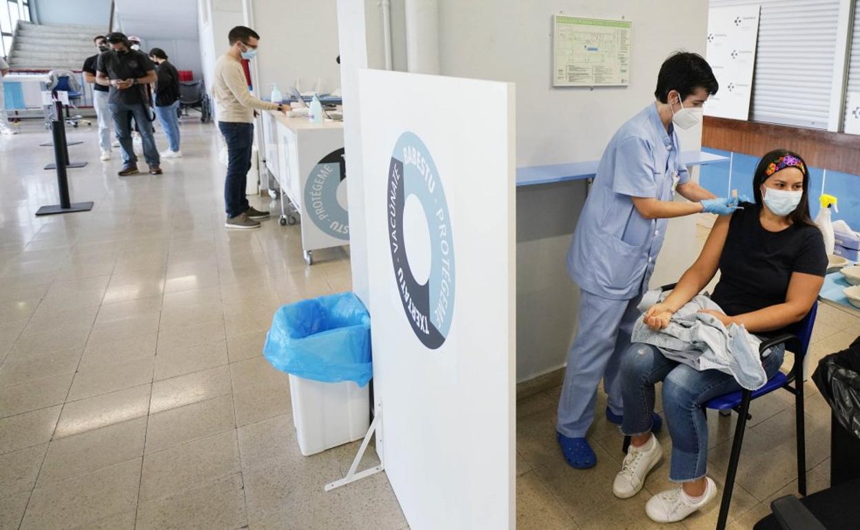 Vacunación en el frontón Atano III de Donostia, que reforzará equipos. 