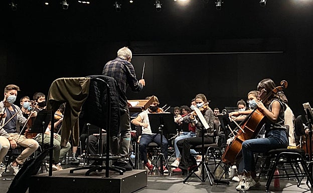 La Orquesta Sinfónica de Musikene ensayando esta mañana en el auditorio para las citas de este domingo y el lunes. 