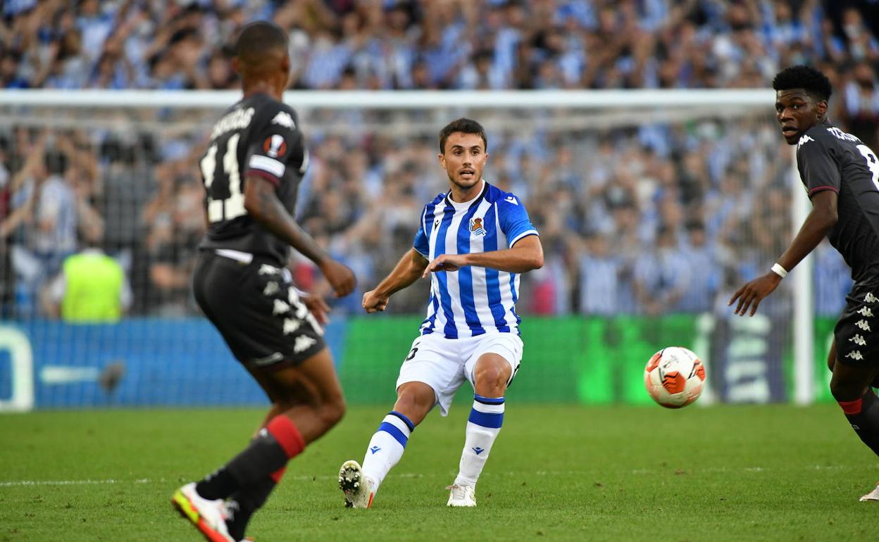 Guevara da un pase durante el partido de Anoeta entre la Real y el Mónaco.