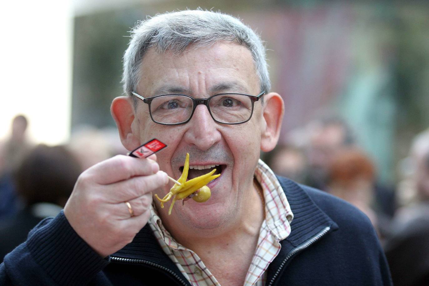Un primer plano de José Juan Castillo probando una gilda en el mercado de San Martín. 