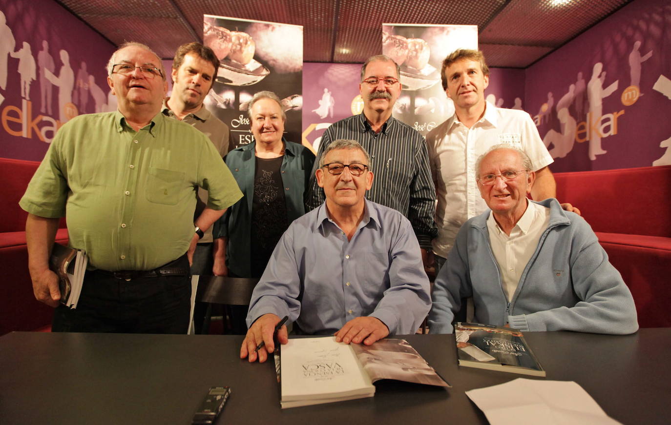 Castillo junto a compañeros cocineros en la presentación de su libro 'La esencia dela cocina vasca'. 