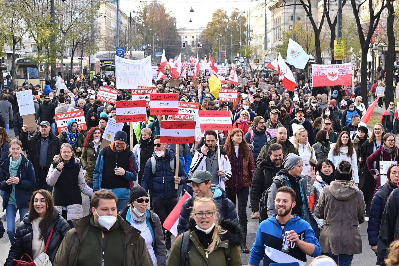 Fotos: Miles de personas se manifestan en Austria contra el confinamiento adoptado por el Gobierno