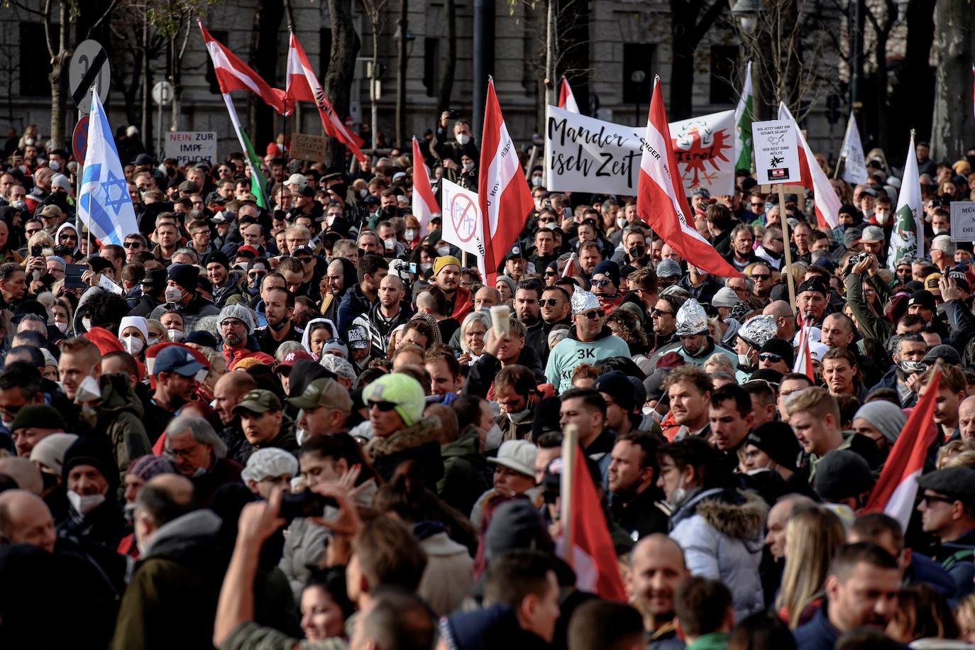 Fotos: Miles de personas se manifestan en Austria contra el confinamiento adoptado por el Gobierno