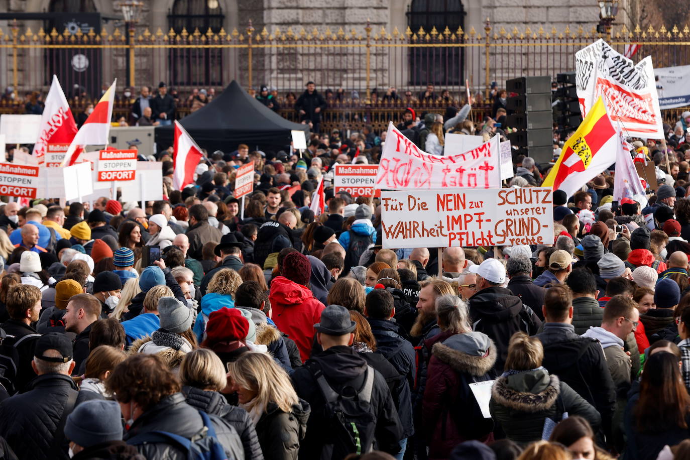 Fotos: Miles de personas se manifestan en Austria contra el confinamiento adoptado por el Gobierno