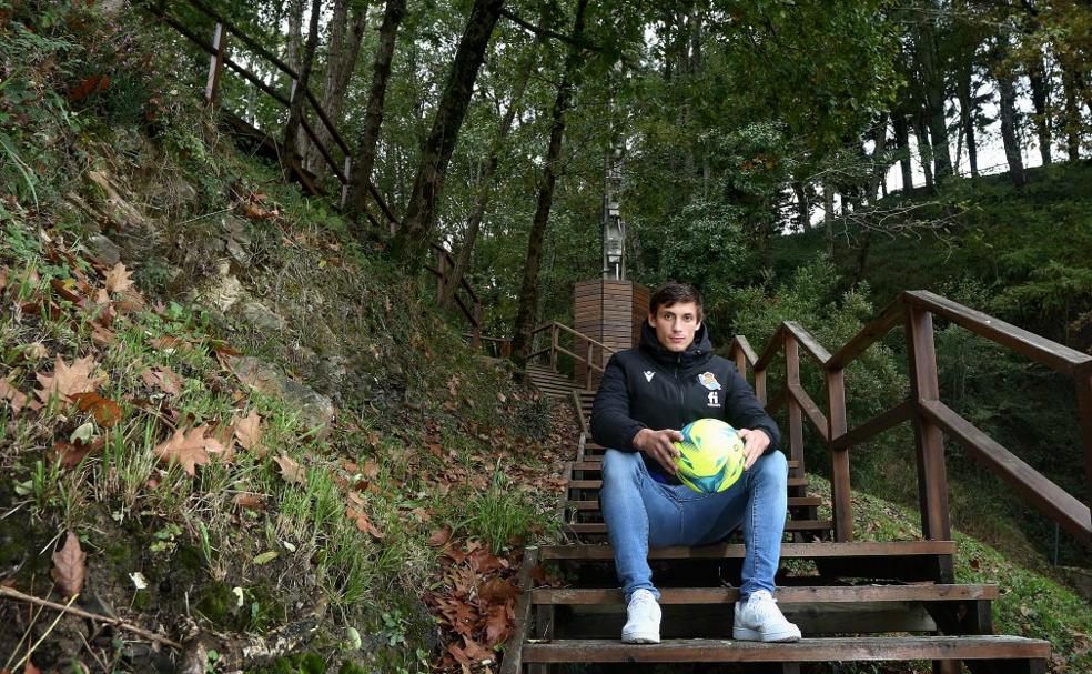 Le Normand posa en las escaleras de acceso al campo dos de Zubieta, donde el otoño también se deja notar. 