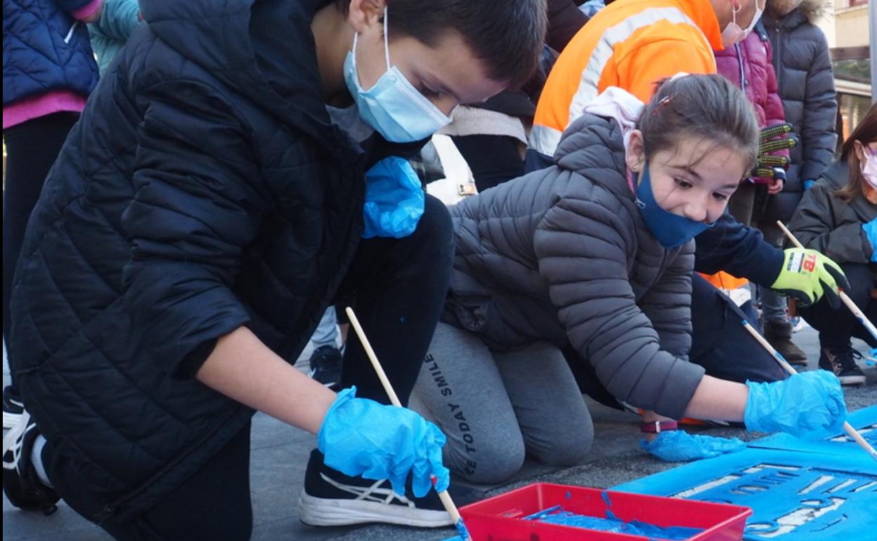 Los escolares se sumaron a la campaña pintando un paso de cebra. 